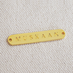 アクセサリープレート　ブランドプレート　MUSKAAN 様　真鍮製／金メッキ＋磨き／金型刻印