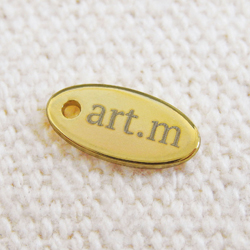 アクセサリープレート　ブランドプレート　インド刺繍巾着バッグ・ポーチデザイン制作 art.m 様　真鍮製／光沢金メッキ／レーザー刻印