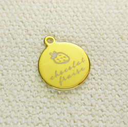 アクセサリープレート　ブランドプレート　chocolat fraise 様　真鍮製／光沢金メッキ／レーザー刻印