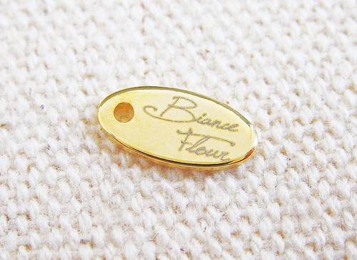 アクセサリープレート　ブランドプレート　花畑 様　真鍮製／光沢金メッキ／レーザー刻印