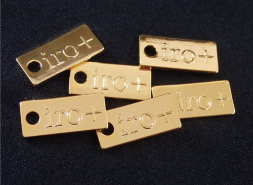 アクセサリープレート　ブランドプレート　iro+ 様　真鍮製／光沢金メッキ／金型刻印