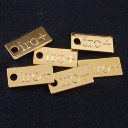 アクセサリープレート　ブランドプレート　iro+ 様　真鍮製／光沢金メッキ／金型刻印