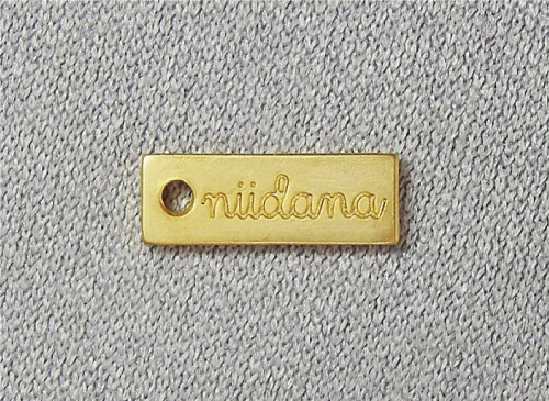 アクセサリープレート　ブランドプレート　niidana.accessory 様　真鍮製／艶消し金メッキ／金型刻印