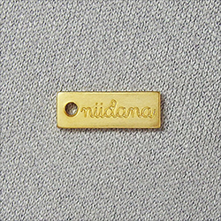 アクセサリープレート　ブランドプレート　niidana.accessory 様　真鍮製／艶消し金メッキ／金型刻印