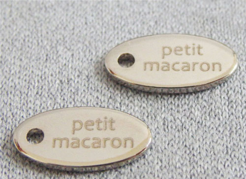 アクセサリープレート　ブランドプレート　petit macaron 様　真鍮製／光沢銀色メッキ／レーザー刻印