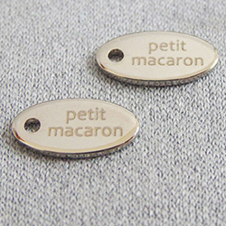 アクセサリープレート　ブランドプレート　petit macaron 様　真鍮製／光沢銀色メッキ／レーザー刻印