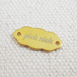 アクセサリープレート　ブランドプレート　動物刺繍 | ぬいぐるみ　pick nick 様　真鍮製／ブラスト金メッキ／レーザー刻印