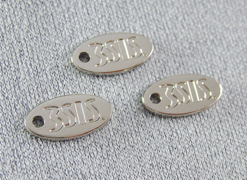 アクセサリープレート　ブランドプレート　threesisters 様　真鍮製／光沢銀色メッキ／金型刻印