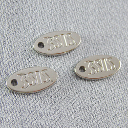 アクセサリープレート　ブランドプレート　threesisters 様　真鍮製／光沢銀色メッキ／金型刻印